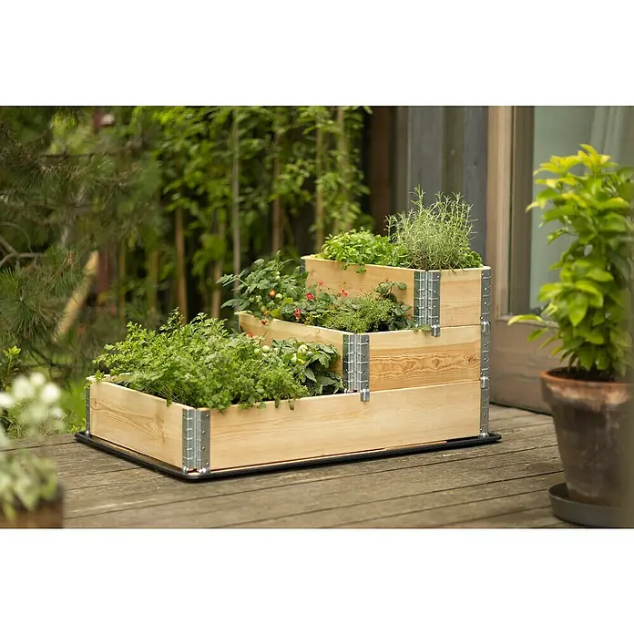 Upyard Hochbeet 3 Ebenen - 120 x 80 x 58,5 cm, Holz, Natur, Fassungsvermögen: 302,4 l - Erhöhtes dreistufiges Pflanzgefäß aus Holz mit Metallbeschlägen, bepflanzt mit verschiedenen Kräutern und Pflanzen. Ideal für den Garten.