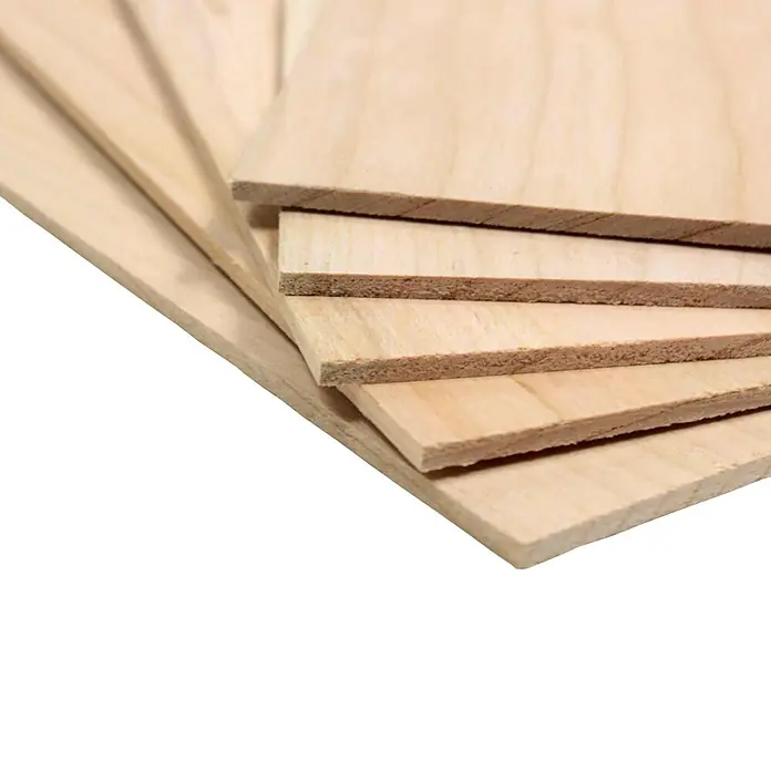 Bastelfurnier 300 - Kirsche, 300 x 145 mm, Stärke: 4 mm, 5 Stk. - Nahaufnahme von dünnen Holzplatten, ideal für Bastelarbeiten und Modellbau. Die helle Holzfarbe und feine Maserung sind gut sichtbar.