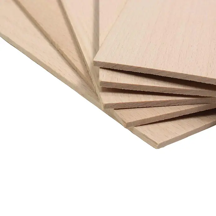 Bastelfurnier 300 - Buche, 300 x 145 mm, Stärke: 2 mm, 5 Stk. - Das Bild zeigt einen Stapel von Buchenholzplatten, die sich ideal für Modellbau, Bastelprojekte oder zum Lasergravieren eignen.