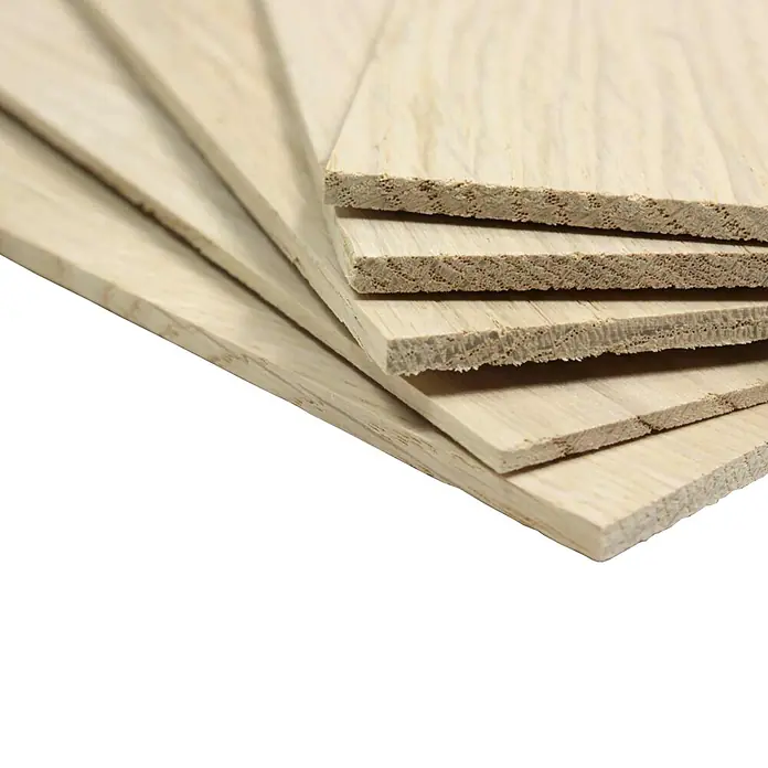 Bastelfurnier 300 - Eiche, 300 x 145 mm, Stärke: 2 mm, 5 Stk. - Ansicht von fünf hellen Holzbrettern mit sichtbarer Maserung, gestapelt vor schwarzem Hintergrund.