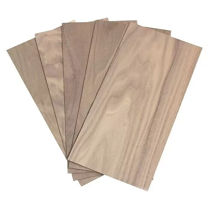Bastelfurnier 300 - Nussbaum, 300 x 145 mm, Stärke: 4 mm, 5 Stk. - Mehrere helle Holzfurnierplatten fächerförmig ausgebreitet, mit natürlicher Maserung.