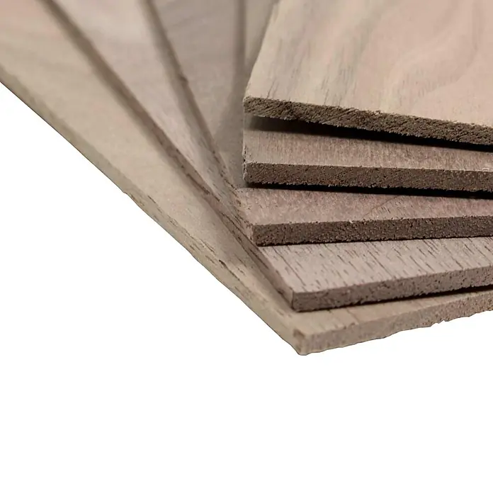 Bastelfurnier 300 - Nussbaum, 300 x 145 mm, Stärke: 4 mm, 5 Stk. - Nahaufnahme von dünnen Holzplatten, die gestapelt sind und die Textur und die Maserung des Holzes hervorheben. Ideal für Modellbau und Kunsthandwerk.