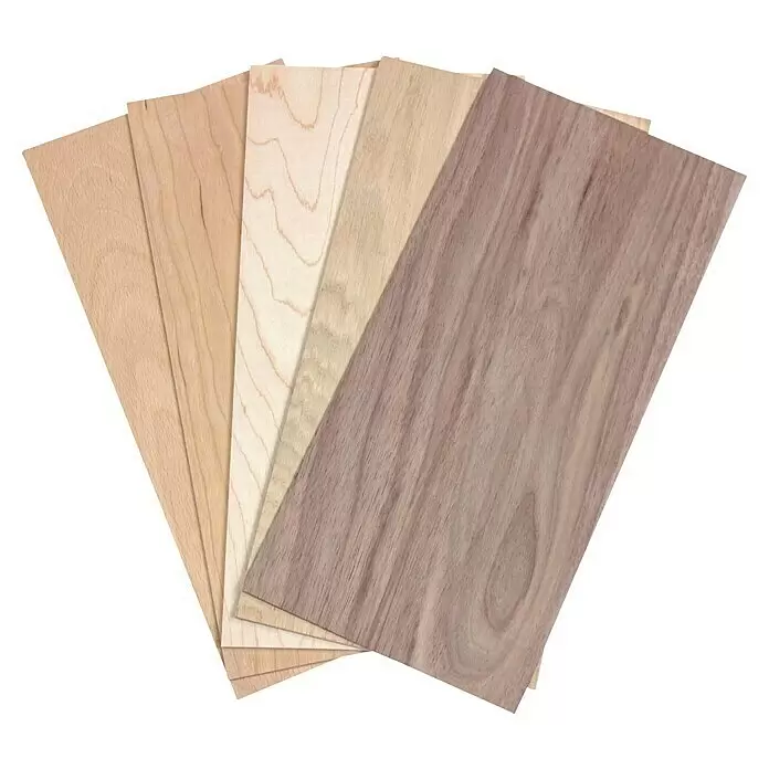 Bastelfurnier 300 Gemischt - 300 x 145 mm, Stärke: 4 mm, 5 Stk. - Fächerförmige Anordnung von Holzfurnierblättern in verschiedenen natürlichen Maserungen und Farben.