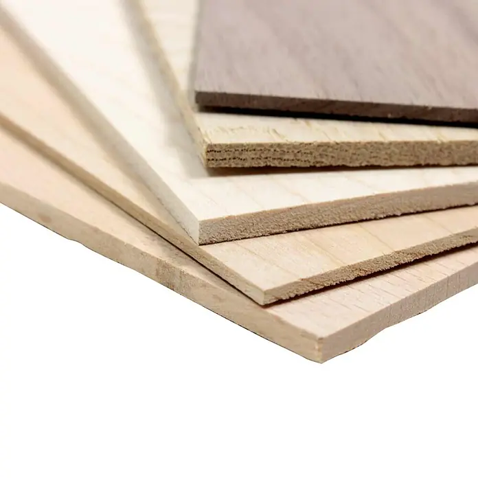 Bastelfurnier 300 Gemischt - 300 x 145 mm, Stärke: 2 mm, 5 Stk. - Verschiedene Holzplatten unterschiedlicher Dicke und Farbe, die die Maserung und die Materialbeschaffenheit hervorheben.
