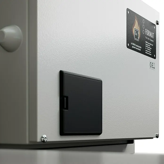 Format Feuerschutztresor Fire Safe Light - L x B x H: 33,5 x 46 x 45,2 cm, Elektronisches Zahlenschloss, 20 l - Nahaufnahme eines FORMAT Tresors mit schwarzer Abdeckung und Firmenlogo. Solider Schutz für Ihre Wertsachen, robust und zuverlässig.