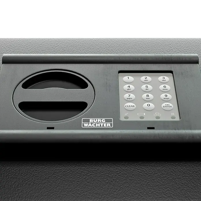 Burg-Wächter Caja fuerte de seguridad Classic-Safe 1 E - Cerradura de combinación electrónica, L x An x Al: 376 x 402 x 278 mm, Negro - Primer plano de una caja fuerte Burg-Wächter con teclado digital y manija giratoria, diseñada para el almacenamiento seguro de objetos de valor.