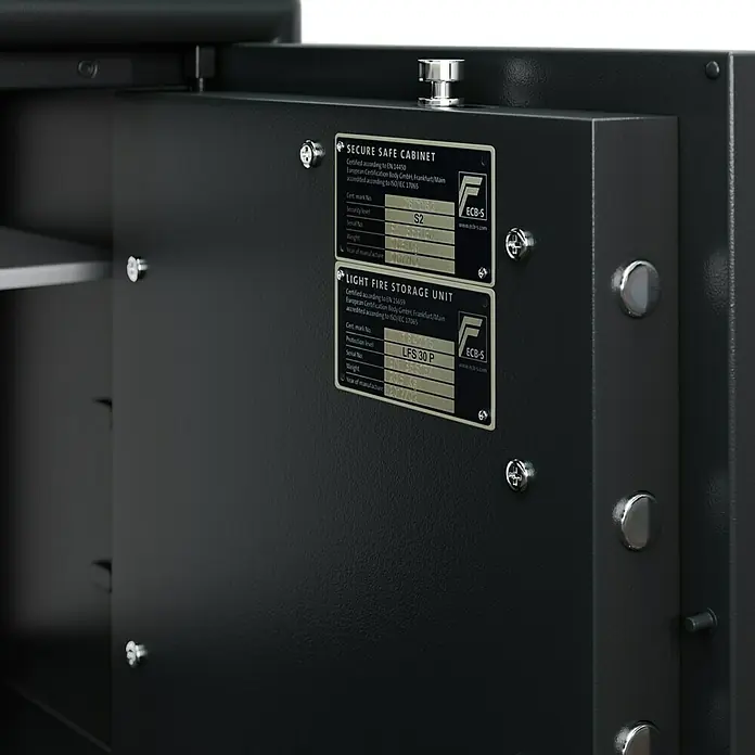Burg-Wächter Möbeltresor Combi Line CL 440 E - Elektronisches Zahlenschloss, 445 x 495 x 560 mm, Schwarz - Detailaufnahme eines sicheren Tresorschranks mit Zertifizierungs- und Sicherheitsinformationen auf einem Etikett.