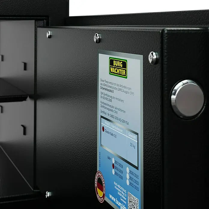 Burg-Wächter Caja fuerte de seguridad Classic-Safe 1 E - Cerradura de combinación electrónica, L x An x Al: 376 x 402 x 278 mm, Negro - Vista detallada de una caja fuerte Burg Wächter Classic-Safe 1 E con las especificaciones del producto en la placa.