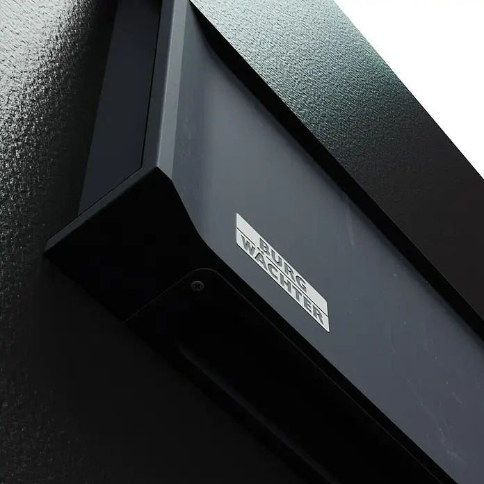 Burg-Wächter Möbeltresor Combi Line CL 440 E - Elektronisches Zahlenschloss, 445 x 495 x 560 mm, Schwarz - Nahaufnahme eines Briefkastens von Burg Wächter an einer Wand, der ein elegantes und funktionales Design aufweist.