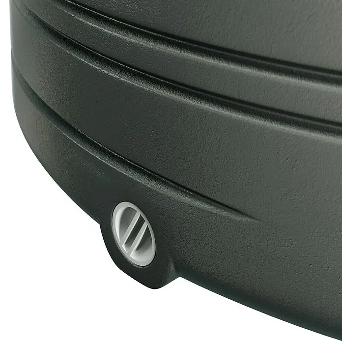 Arves Regenspeicher Novara - 500 l, Anthrazit - Detailaufnahme eines schwarzen Produkts mit einer Entlüftungsöffnung, die ein minimalistisches und industrielles Design zeigt.