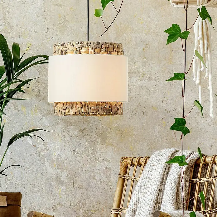 Brilliant Waterlilly Pendelleuchte - 60 W, Schwarz, E27 - Eine zweistufige Hängelampe mit einem cremefarbenen Schirm und natürlichem Rattan-Akzent, die eine gemütliche Atmosphäre schafft.