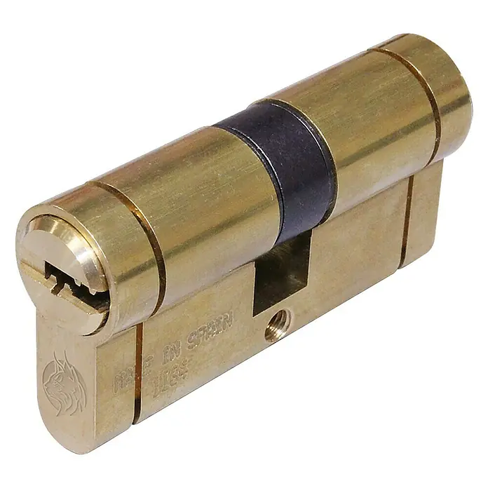 Lince C Plus Cilindro de perfil CP53030L - Longitud total interior: 30 mm, Longitud total exterior: 30 mm, Número de llaves: 3 ud. - Primer plano de un cilindro de cerradura de latón con ranura para llave y anillo negro sobre un fondo negro.