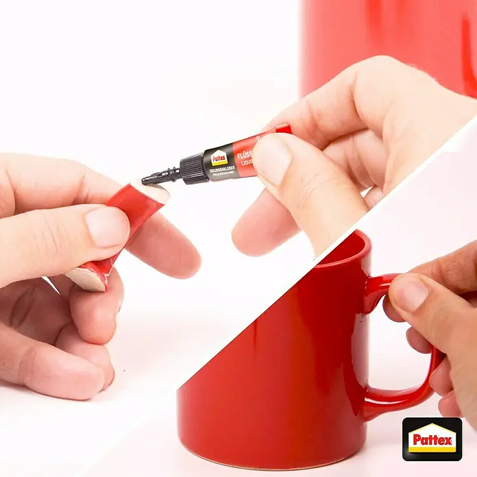 Pattex Sekundenkleber Flüssig Mini Trio - 1 g, Flüssig, Tube - Pattex Flüssigkleber wird verwendet, um einen zerbrochenen roten Keramikbecher zu reparieren, um die Funktionalität und Ästhetik des Bechers wiederherzustellen.