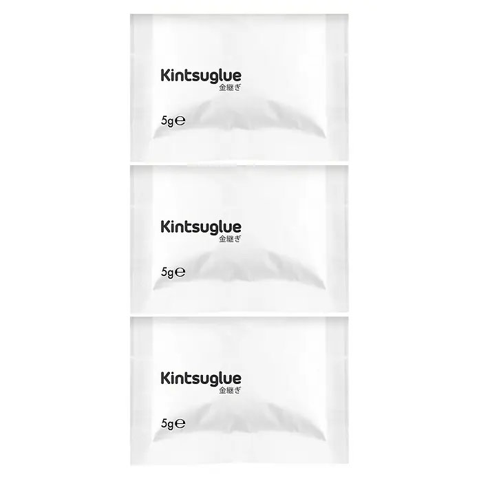 Pattex Knetmasse Kintsuglue - Weiß, 5 g - Nahaufnahme von drei weißen Kintsuglue-Pulverpackungen à 5g, die sich ideal zur Reparatur zerbrochener Gegenstände eignen.