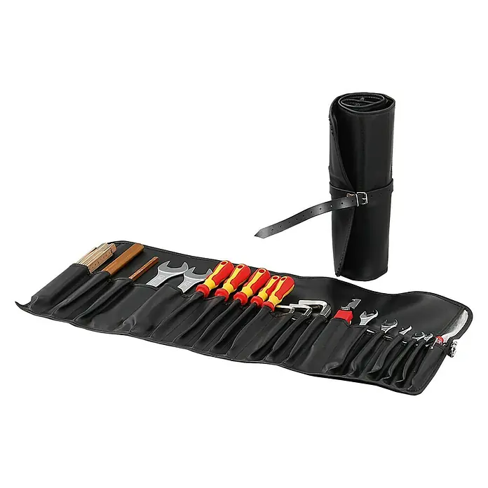 Hepco & Becker Werkzeugtasche Easy 7020 - Kunstleder, 20 Steckplätze - Das Bild zeigt ein schwarzes Werkzeug-Set in einer Lederrolltasche, mit Werkzeugen wie Schraubenzieher und Schraubenschlüssel.