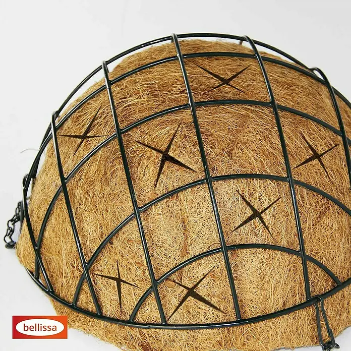 Bellissa Blumenampel Hanging Basket - Ø x H: 30 x 15 cm, Metall, Schwarz - Nahaufnahme eines halbrunden Hängetopfes mit Kokosfasereinsatz und schwarzem Metalldrahtgestell für den Außenbereich.