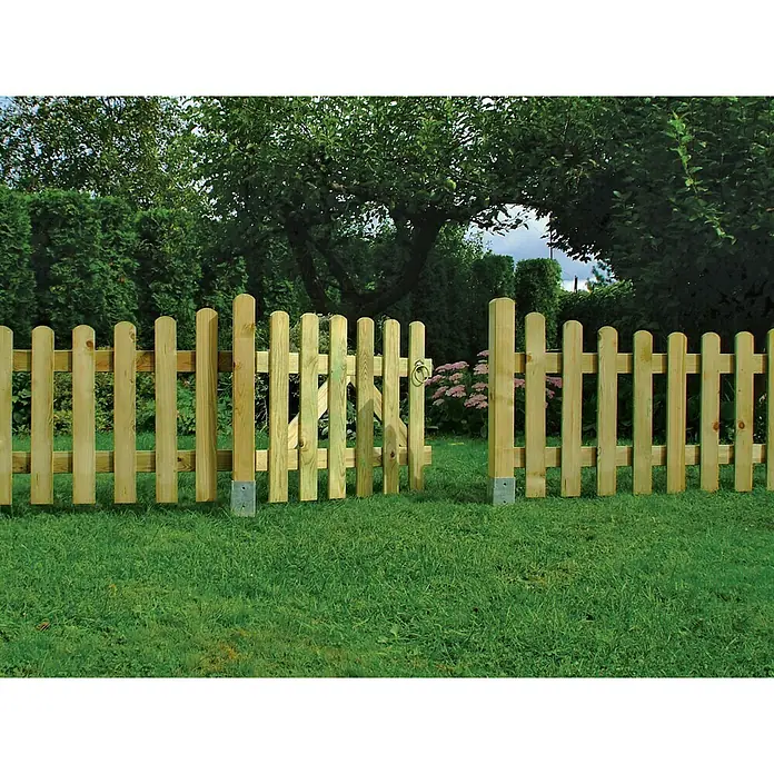 Staketenzaun-Gartentor - 100 x 85 cm, Ohne Beschläge, Grün - Ein hölzerner Gartenzaun mit einer offenen Pforte, die zu einem üppigen grünen Garten führt.