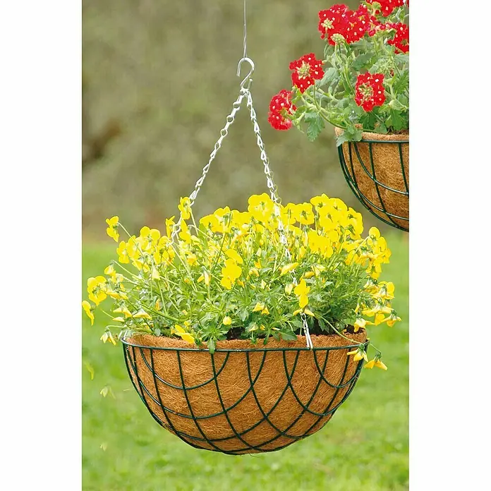 Bellissa Pflanzmatte - Passend für: Bellissa Blumenampel Hanging Basket Ø 30 cm - Blumenampel mit gelben Blüten, hängend an einer Kette, mit einer zweiten Ampel mit roten Blüten im Hintergrund.
