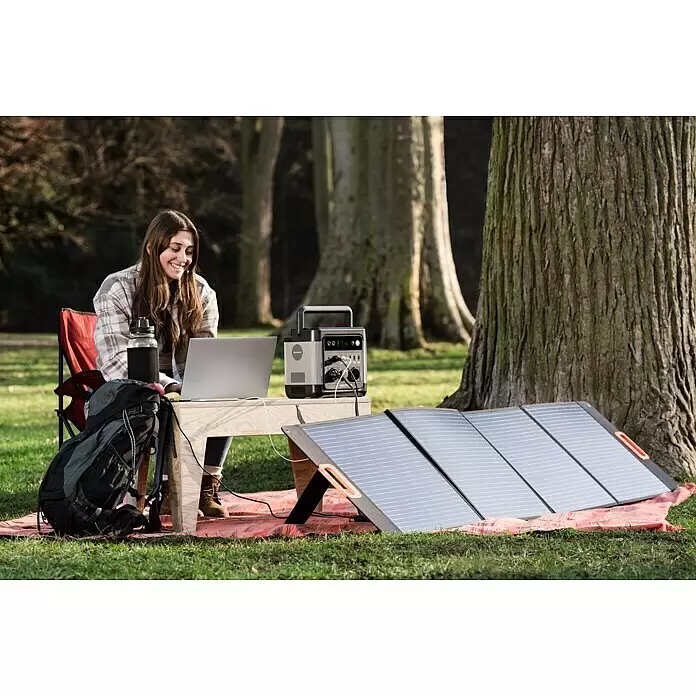 Yard Force Set Powerstation LX PS600 + Solarmodul Flex LX SPP20 - 518 Wh - Tragbare Powerstation und faltbare Solarpanels versorgen einen Laptop im Freien mit Strom.