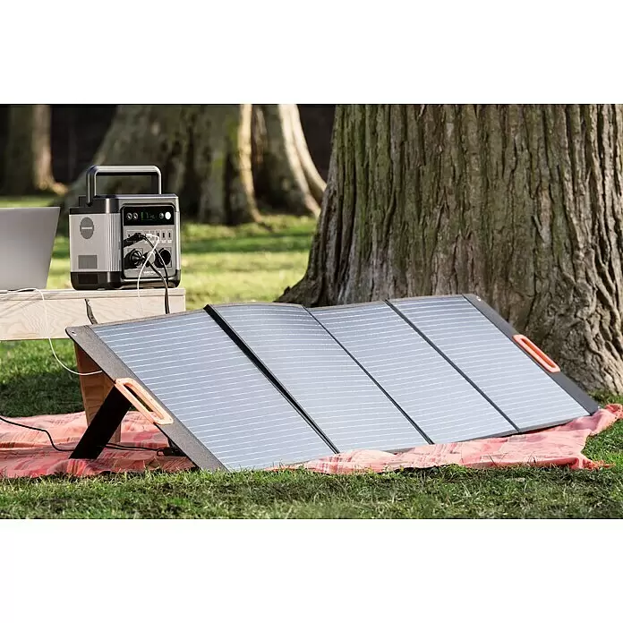 Yard Force Solarmodul Flex LX SPP20 - Max. Leistung: 200 W, 230 x 54 x 1,5 cm - Eine graue Powerstation lädt einen Laptop und ist mit faltbaren Solarmodulen im Freien zur netzunabhängigen Stromversorgung verbunden.