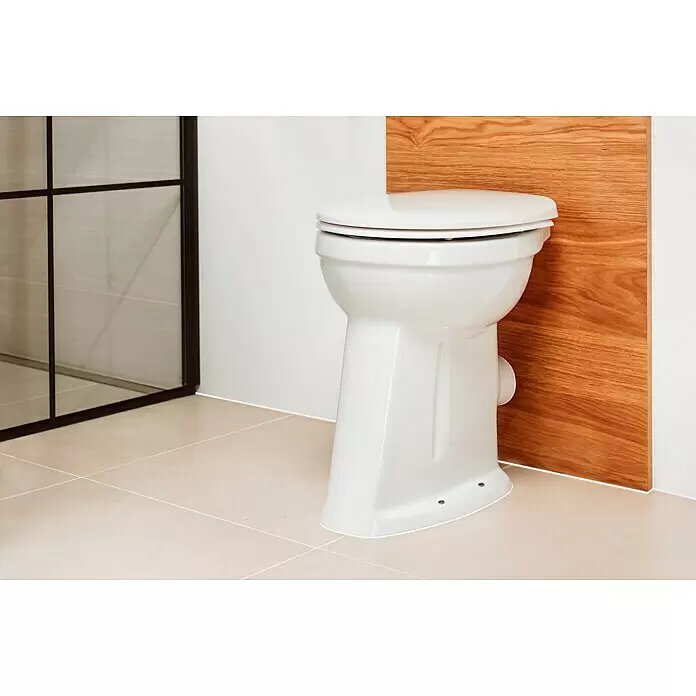 Camargue Stand-WC-Set Plus 100 - Mit Spülrand, WC Abgang: Waagerecht, Weiß - Weißes Keramik-WC in einem modernen Bad mit Holzwand und Fliesenboden, neben einer Duschkabine.