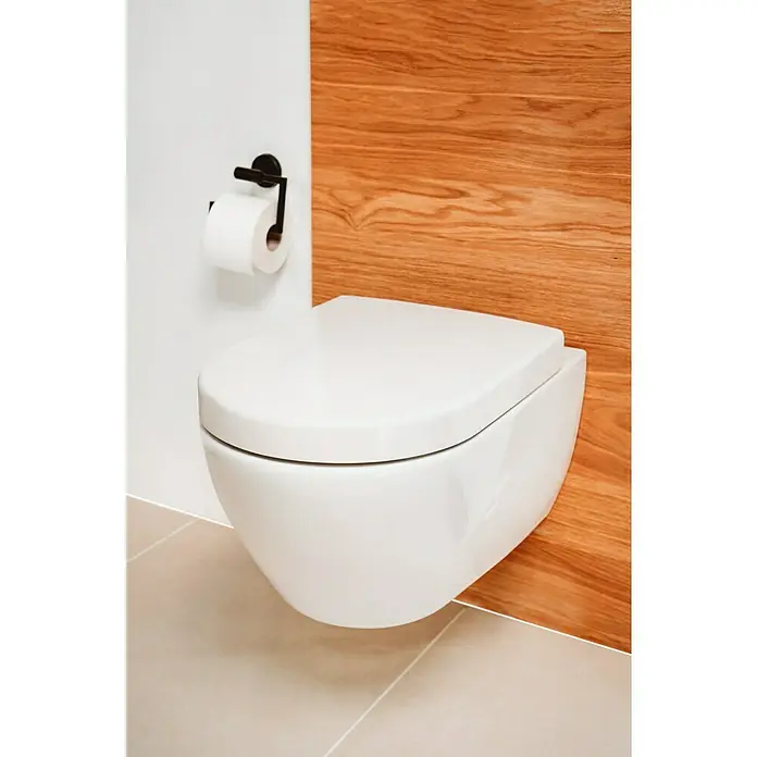 Villeroy & Boch Subway 2.0 WC-Sitz - Duroplast, Weiß, Mit Absenkautomatik - Nahaufnahme einer modernen, wandhängenden Toilette in Weiß mit einem schwarzen Toilettenpapierhalter an einer Holzwand.
