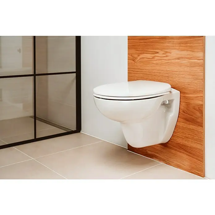 Camargue Arles Wand-WC - Mit Spülrand, Ohne Spezialglasur, Spülform: Tief, WC Abgang: Waagerecht, Weiß - Nahaufnahme einer modernen, wandhängenden Toilette in einem Badezimmer mit Holzakzenten, die ein stilvolles und platzsparendes Design zeigt.