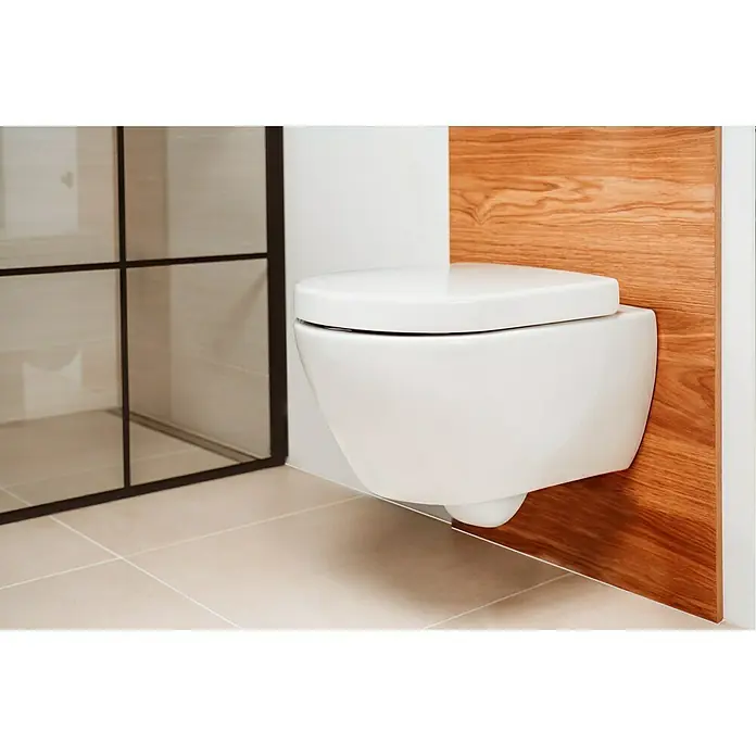 Villeroy & Boch Subway 2.0 Wand-WC-Set - Spülrandlos, Ohne Spezialglasur, Spülform: Tief, WC Abgang: Waagerecht, Weiß - Nahaufnahme einer modernen, wandhängenden Toilette in Weiß, die Eleganz und Funktionalität in einem stilvollen Badezimmer vereint.