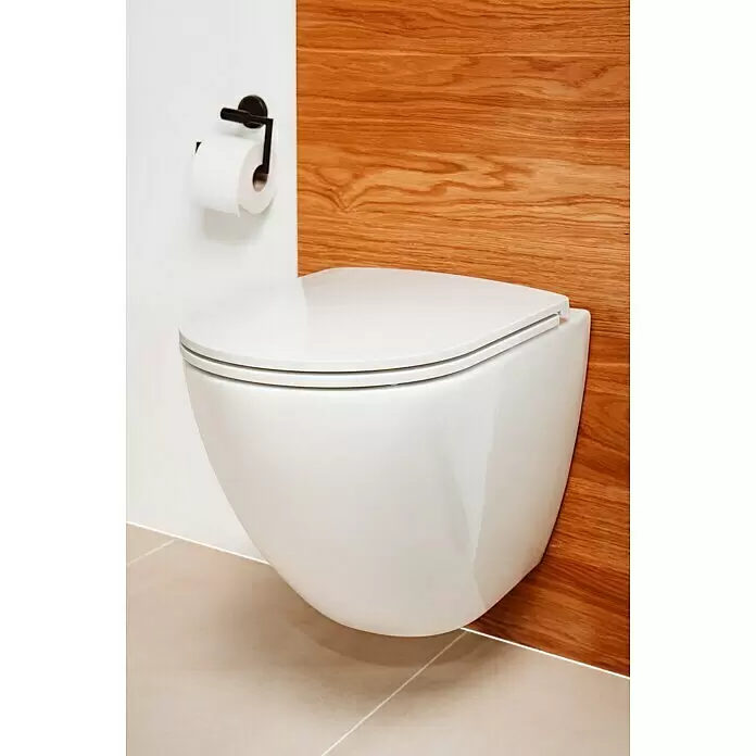 Laufen Tapa de WC Laufen Pro - Duroplast, Blanco, Con caída amortiguada, L x An x Al: 44,5 x 37 x 4,5 cm - Inodoro blanco suspendido en un baño moderno con pared de madera y portarrollos.
