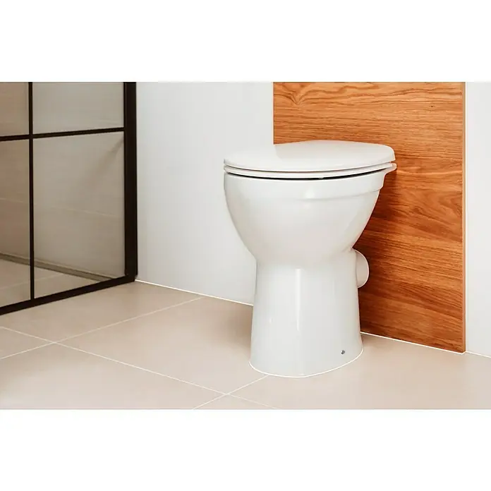 Camargue Stand-WC-Set Plus 75 2.0 - Spülrandlos, Ohne Spezialglasur, Spülform: Tief, WC Abgang: Waagerecht, Weiß - Nahaufnahme einer weißen Toilette in einem modernen Badezimmer mit hellem Fliesenboden und einer Holzwand im Hintergrund.
