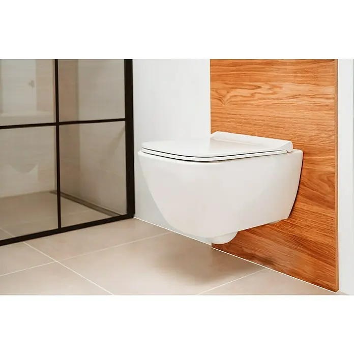 Geberit Smyle Square Wand-WC-Set - Spülrandlos, Ohne Spezialglasur, Spülform: Tief, WC Abgang: Waagerecht, Weiß - Moderne Toilette in Weiß, wandmontiert vor einer Holzpaneelwand. Das Design ist minimalistisch und sauber, passend zum zeitgemäßen Badstil.