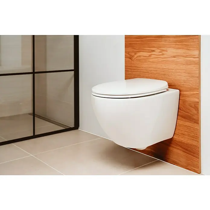 Camargue Pico Wand-WC 2.0 - Spülrandlos, Ohne Spezialglasur, Spülform: Tief, WC Abgang: Waagerecht, Weiß - Elegantes, wandhängendes WC in Weiß, montiert vor einer Holzwand, das modernes Design und Funktionalität im Badezimmer vereint.