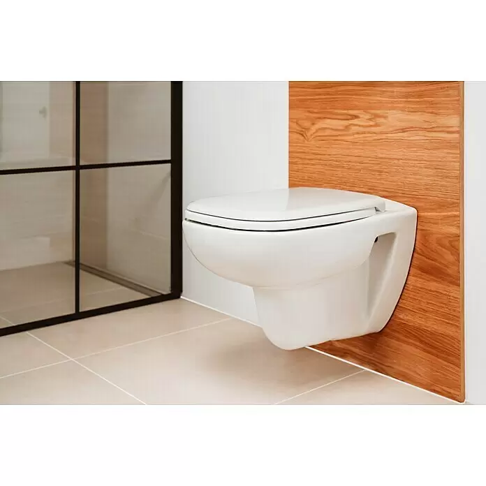 Duravit D-Code Wand-WC-Set - Spülrandlos, Ohne Spezialglasur, Spülform: Tief, WC Abgang: Waagerecht, Weiß - Weißes wandhängendes WC mit geschlossenem Deckel in einem modernen Badezimmer, mit Holzwandverkleidung und Glasdusche.