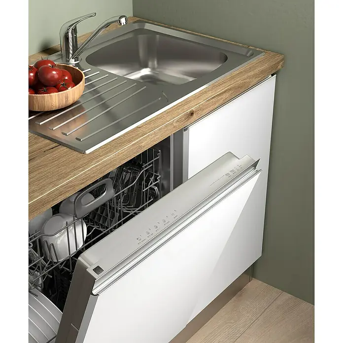Marinelli Cucine Vormontierte Winkelküche Luce - B x T: 270 x 160 cm, Weiß, Mit Elektrogeräten, Spüle links - Blick auf eine moderne Küche mit einer Spüle, frischen Tomaten und einem teilweise geöffneten Geschirrspüler.