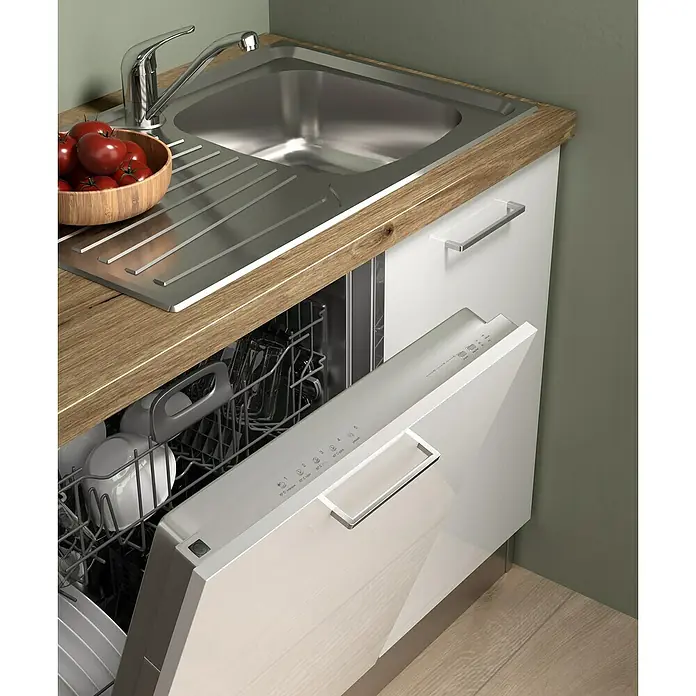 Marinelli Cucine Vormontierte Winkelküche Astrea - B x T: 270 x 160 cm, Weiß, Mit Elektrogeräten, Spüle links - Einbau-Geschirrspüler unter einer Spüle mit Holzarbeitsplatte und frischen Tomaten in einer Schüssel. Praktische Küchenlösung.