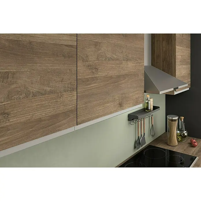 Marinelli Cucine Vormontierte Winkelküche Ametista - B x T: 270 x 160 cm, Anthrazit/Nuss, Mit Elektrogeräten, Spüle links - Detailansicht einer modernen Küche mit Holzschränken, Dunstabzugshaube und praktischer Küchenreling für Utensilien.