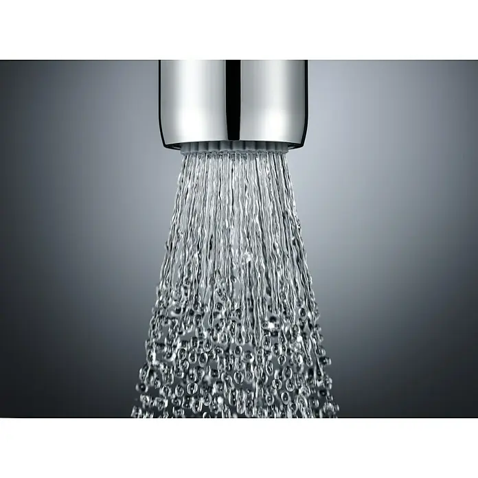 Neoperl Wassersparstrahlregler - M 22, 3,8 l/min - Nahaufnahme eines Wasserhahns, aus dem Wasser in einem klaren, sauberen Strahl fließt, ideal für Bad- oder Küchendesign-Projekte.