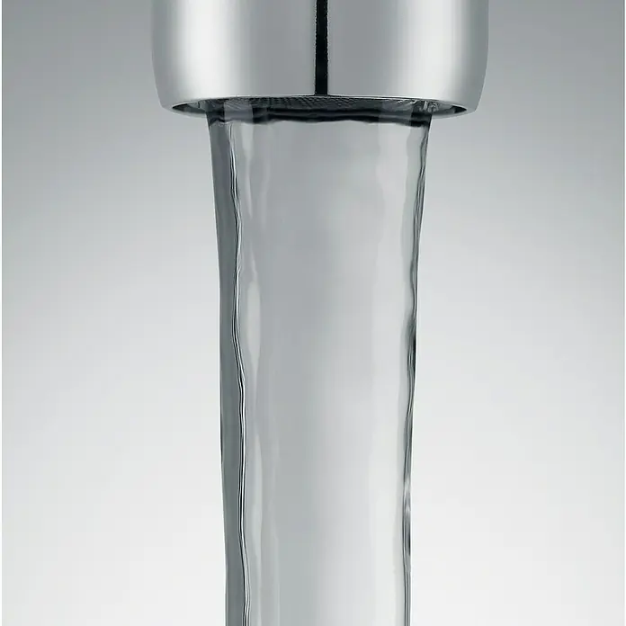 Neoperl Wassersparstrahlregler - M 22, 3,8 l/min - Nahaufnahme eines Wasserhahns mit klarem Wasserstrahl. Der Chromhahn und das fließende Wasser erzeugen einen sauberen und modernen Look.