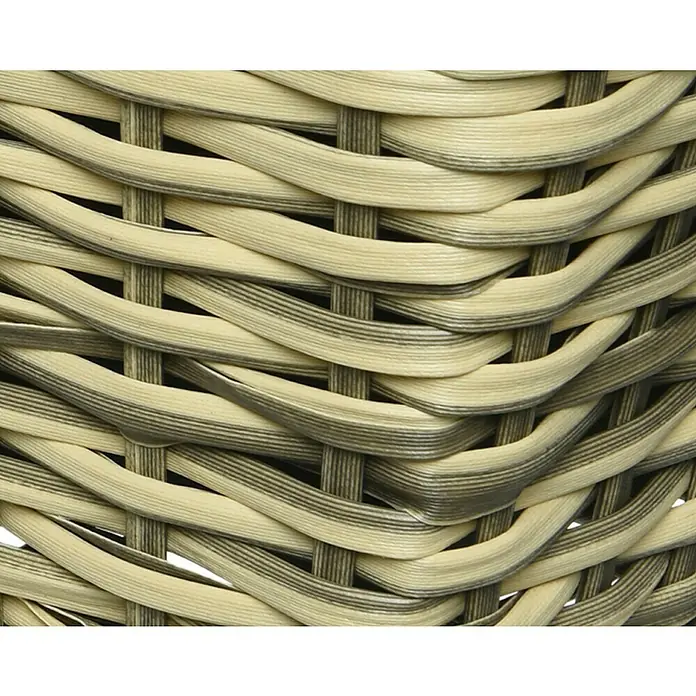 Jardinera para balcón - Longitud exterior máx.: 60 cm, Colores surtidos - Primer plano de un cuerpo de ratán tejido con un patrón de hebras claras y oscuras, creando un interesante juego de texturas.