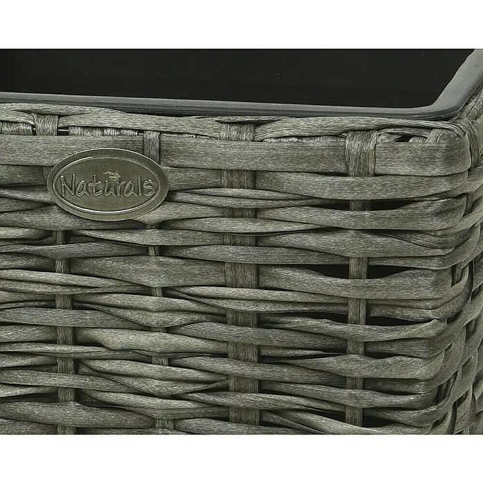 Maceta para planta Oporto - Materiales naturales, Colores surtidos - Primer plano de una jardinera tejida gris, con un emblema de la marca "Naturals".