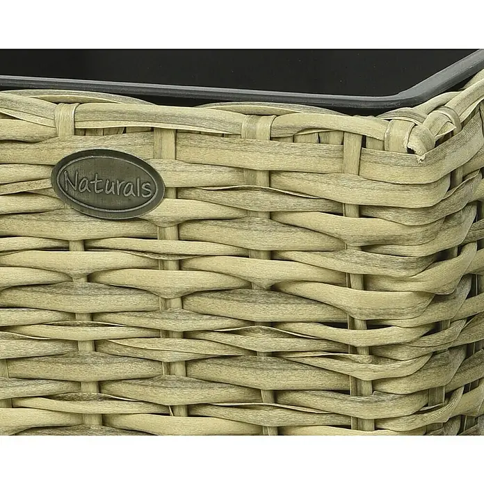 Maceta para planta Oporto - Materiales naturales, Colores surtidos - Primer plano de una cesta de almacenamiento tejida "Naturals" con un emblema de metal y borde negro. Ideal para la organización elegante del hogar.