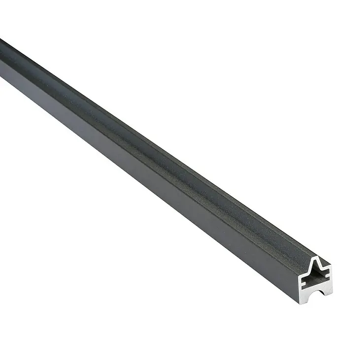 Kovalex Sichtschutzelement Premium Startermodul Komplettset - B x H: 180 x 180 cm, Anthrazit - Nahaufnahme eines schwarzen LED-Aluminiumprofils, das sich ideal für moderne Beleuchtungslösungen eignet. Seine Form bietet vielseitige Anwendungsmöglichkeiten.