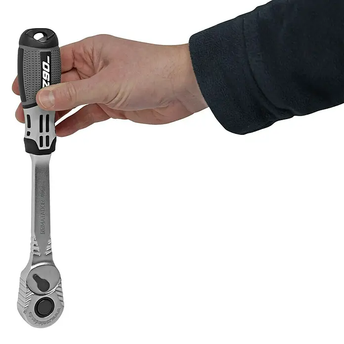 Matador Umschaltknarre Z90 - Antriebsgröße: ½″, Länge: 275 mm - Eine Hand hält eine MATADOR 4061 72Z T290 Umschaltknarre mit schlankem Kopf und mehrkomponentigem Griff.