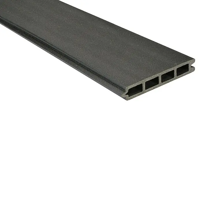 Kovalex Sichtschutzelement Premium Startermodul Komplettset - B x H: 180 x 180 cm, Anthrazit - Nahaufnahme eines grauen Terrassendielenprofils aus Verbundmaterial mit Hohlkammerstruktur. Ideal für moderne Außenbereiche.