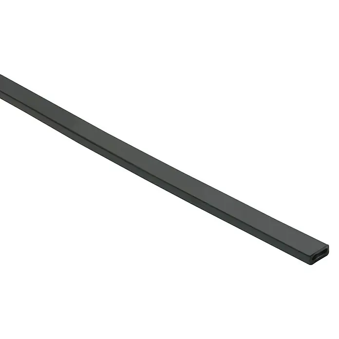 Kovalex Sichtschutzelement Premium Startermodul Komplettset - B x H: 180 x 180 cm, Anthrazit - Das Bild zeigt einen USB-C-Anschluss in dunkler Farbe, der sich diagonal von links nach rechts erstreckt und einen modernen technischen Eindruck vermittelt.