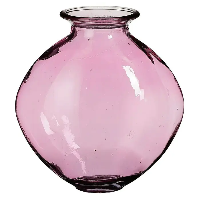 Jarrón Qin - Ø x Al: 24 x 26 cm, Vidrio, Fucsia - Primer plano de un jarrón de vidrio rosa con forma redonda y abertura estrecha, sobre un fondo negro.