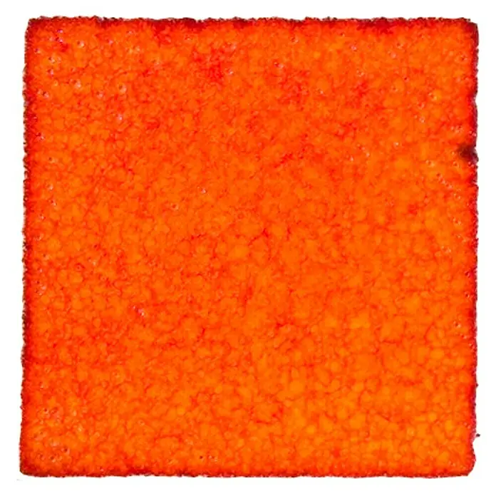 Esmalte de color Botz - Lava, 200 ml - Primer plano de una esponja de limpieza cuadrada y naranja que muestra su textura irregular y color vibrante.