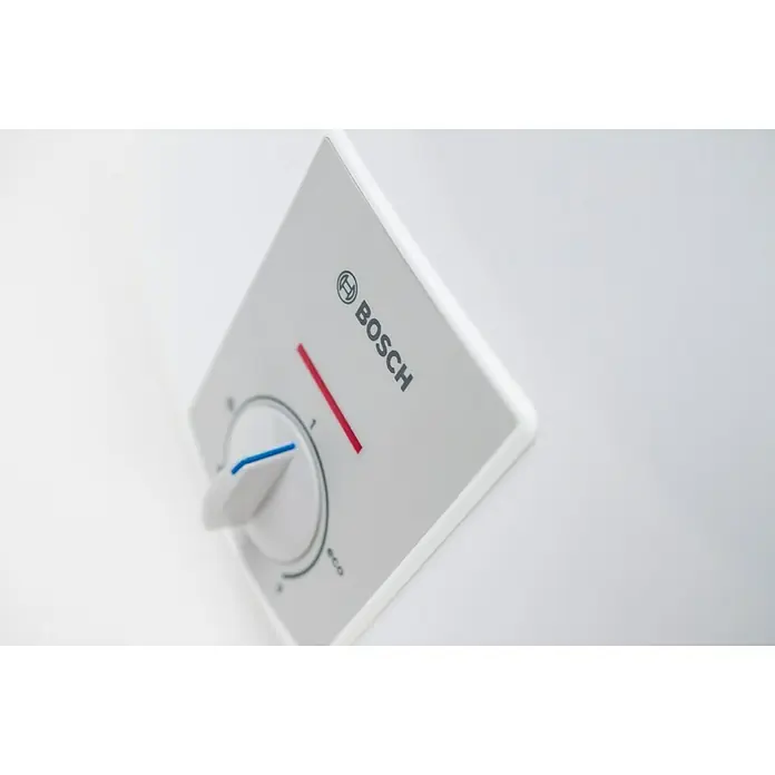 Bosch Warmwasserspeicher Tronic Plus - 30 l, 2.000 W, Temperaturbereich: 35 °C - 75 °C, Wandmontage - Nahaufnahme eines Bosch Warmwasserbereiters mit Temperaturregler auf "1" eingestellt, Logo sichtbar.
