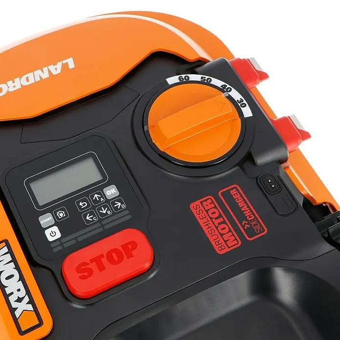 Worx PowerShare 20V Robot cortacésped Landroid M700 - 700 m², Ancho de corte: 18 cm, Navegación por inducción, Cable de antena - Primer plano del panel de control de un robot cortacésped Landroid con pantalla, botones y rueda de ajuste de la altura de corte.