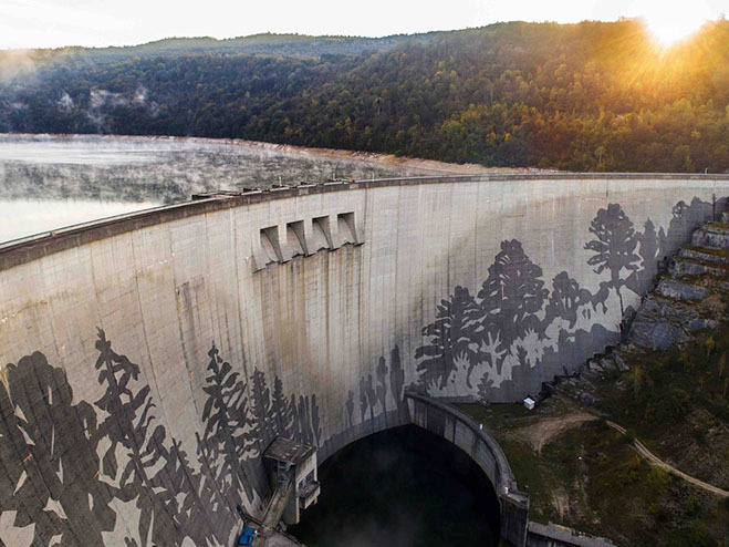 Staudamm in Vouglans mit Reverse Graffiti-Kunstwerk